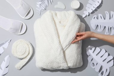 Banyo aksesuarları ve malzemeler, bornozlu kompozisyon