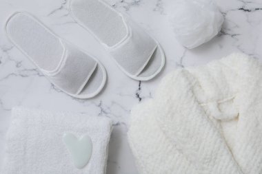 Banyo aksesuarları ve malzemeler, bornozlu kompozisyon