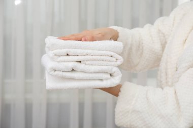 Banyo aksesuarları ve malzemeler, bornozlu kompozisyon