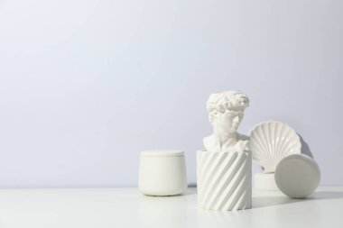 Beyaz masada antik kafa ile kozmetik konsepti