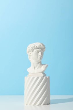 Beyaz masadaki kadim kafa mavi arkaplana karşı