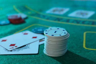 Kumar anlayışı, poker oyunu, poker aksesuarları.