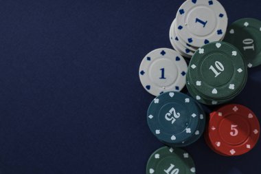 Kumar anlayışı, poker oyunu, poker aksesuarları.