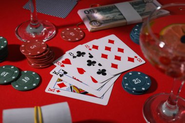 Kumar anlayışı, poker oyunu, poker aksesuarları.