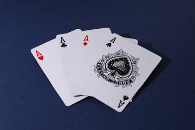Kumar anlayışı, poker oyunu, poker aksesuarları.