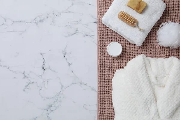 Banyo aksesuarları ve malzemeler, bornozlu kompozisyon