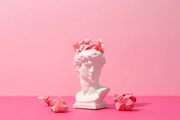 Antiker Kopf Mit Papierkugeln Auf Rosa Hintergrund — Stockfoto