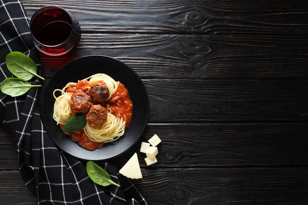 Lezzetli yemek kavramı. Köfteli makarna.