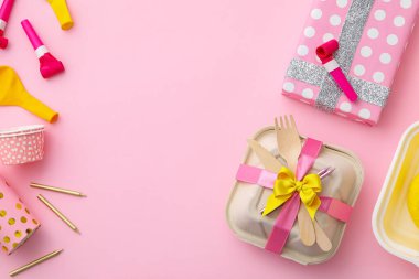 Kutlama ve kutlama kavramı kutuda bento kekiyle