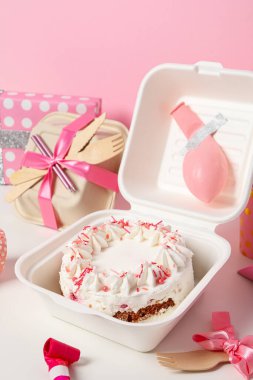 Kutlama ve kutlama kavramı kutuda bento kekiyle