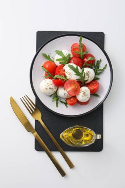 Lezzetli İtalyan mutfağı kavramı - Caprese salatası