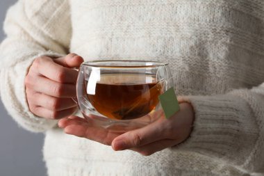 Isınmak için sıcak bir içecek - fincanda çay