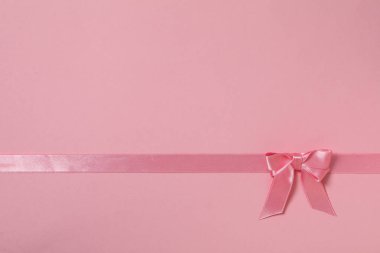 Farklı kurdele kavramları, pembe arka planda pembe kurdele