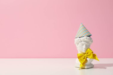 Pembe arka planda eski kafalı mutlu yıllar.