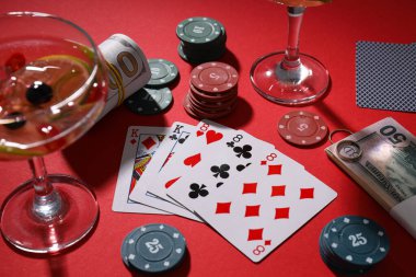 Kumar anlayışı, poker oyunu, poker aksesuarları.