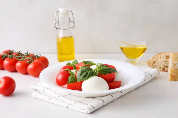 Концепція Смачної Італійської Кухні Салат Капризи — стокове фото