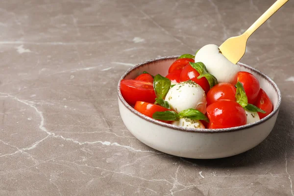 맛있는 이탈리아 요리에 캐프리 샐러드 — 스톡 사진
