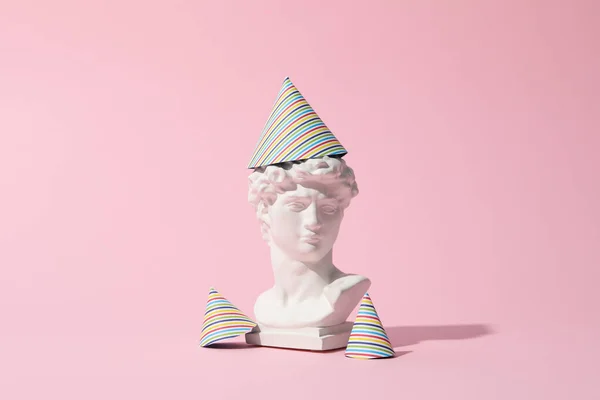 Happy Birthday Konzept Mit Altem Kopf Auf Rosa Hintergrund — Stockfoto