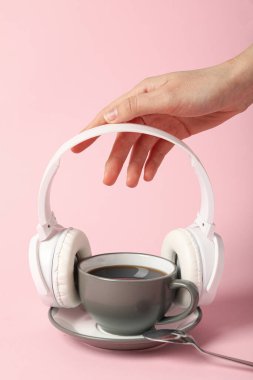 Serbest çalışma kavramı, sıcak içecek ve kulaklıklı kompozisyon