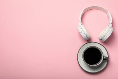 Serbest çalışma kavramı, sıcak içecek ve kulaklıklı kompozisyon