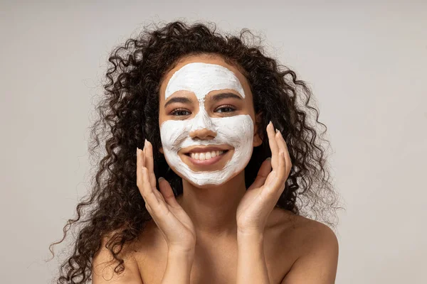 Концепція Краси Концепція Процедур Догляду Шкірою Обличчям Молодою Красивою Жінкою — стокове фото