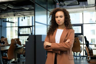 Genç bir kadınla ofis kavramında çalışmak ve çalışmak