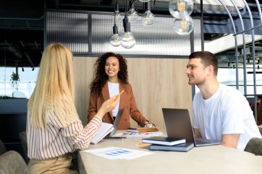 Ofiste çalışan gençler, iş birliği ve ofis kavramı