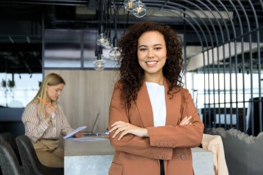 Ofiste çalışan gençler, iş birliği ve ofis kavramı