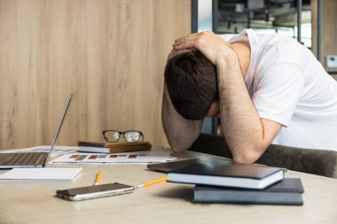 Ofiste çalışan yorgun adam, ofis konseptinde çalışıyor.