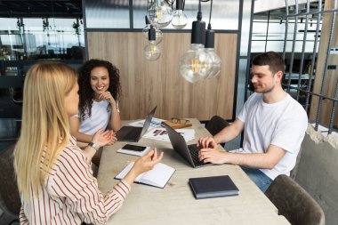 Ofiste çalışan gençler, iş birliği ve ofis kavramı