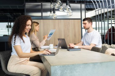 Ofiste çalışan gençler, iş birliği ve ofis kavramı