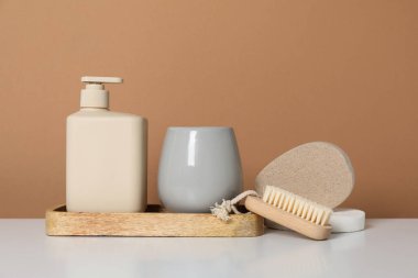 Kişisel bakım için farklı aksesuarlara ve malzemelere sahip kompozisyon