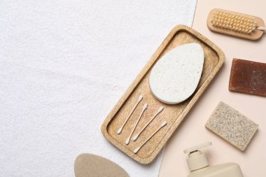 Kişisel bakım için farklı aksesuarlara ve malzemelere sahip kompozisyon