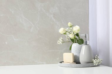 Kişisel bakım için farklı aksesuarlara ve malzemelere sahip kompozisyon