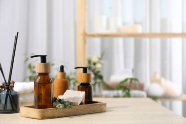 Kişisel bakım için farklı aksesuarlara ve malzemelere sahip kompozisyon