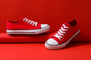 Farklı günlük kıyafet ve giysi kavramı - ayakkabılar