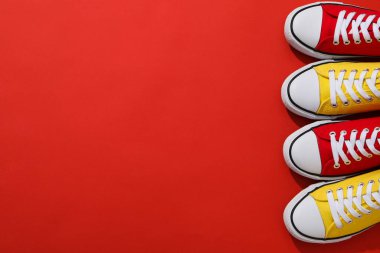 Farklı günlük kıyafet ve giysi kavramı - ayakkabılar