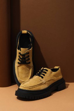 Farklı günlük kıyafet ve giysi kavramı - ayakkabılar