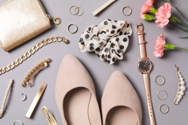 Farklı günlük kıyafet ve giysi kavramı - ayakkabılar