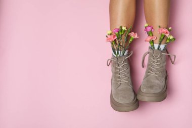 Farklı günlük kıyafet ve giysi kavramı - ayakkabılar