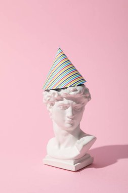 Pembe arka planda eski kafalı mutlu yıllar.