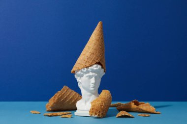 Waffle konileri ve kadim kafa mavi arka plana karşı