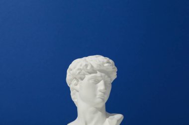 Mavi arkaplanda eski bir baş, metin için boşluk