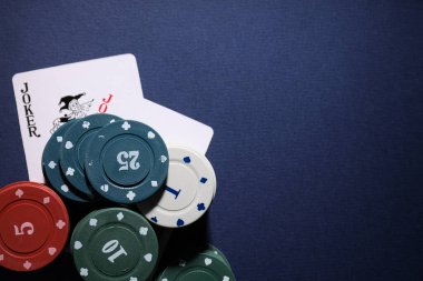 Kumar anlayışı, poker oyunu, poker aksesuarları.