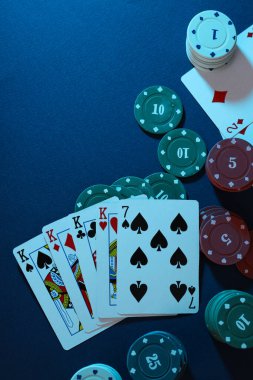 Kumar anlayışı, poker oyunu, poker aksesuarları.