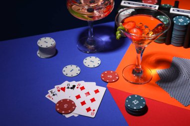 Kumar anlayışı, poker oyunu, poker aksesuarları.