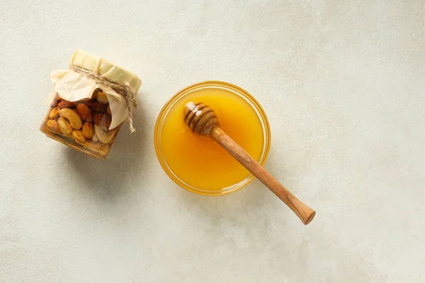 Концепция Вкусной Сладкой Пищи Мед Орехами — стоковое фото