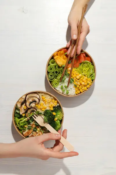 昼食の概念 食品と紙のボウル — ストック写真