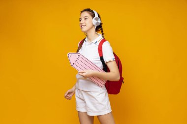 Okul kavramı ve tatlı bir kızla eğitim.