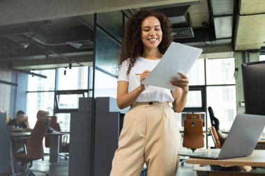 Genç bir kadınla ofis kavramında çalışmak ve çalışmak